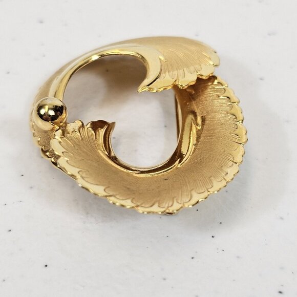 VTG Brooch Coro Signed Brushed Gold Tone Florentine Feather Swirl Simple Classy - Picture 7 of 14